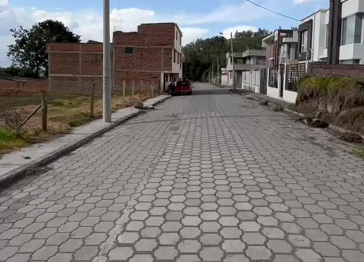 Calle adoquinada de El Carmen con casas modernas ya construidas