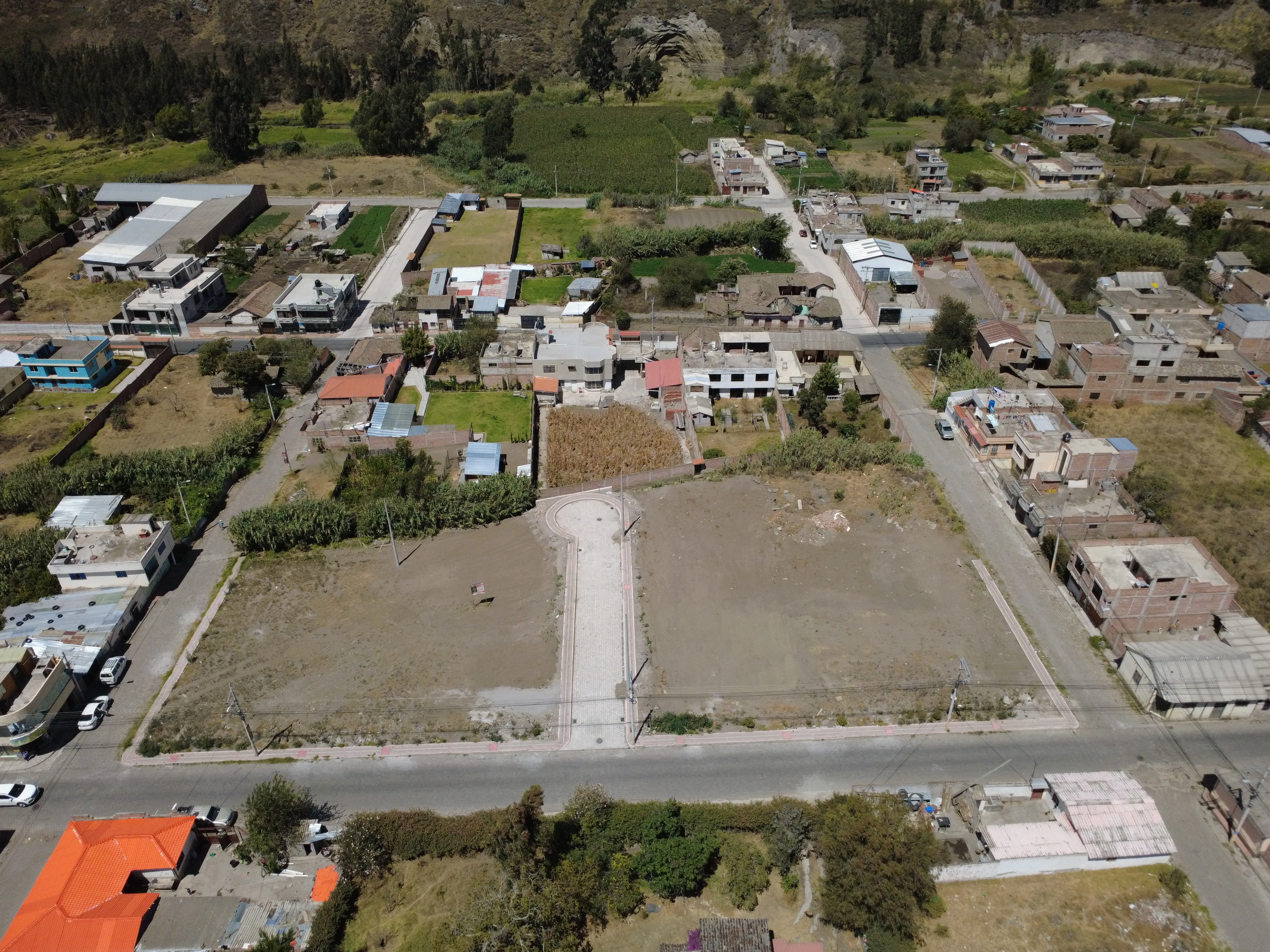 Vista aérea de la lotización Emuná en Guano, con el valle y las montañas de fondo