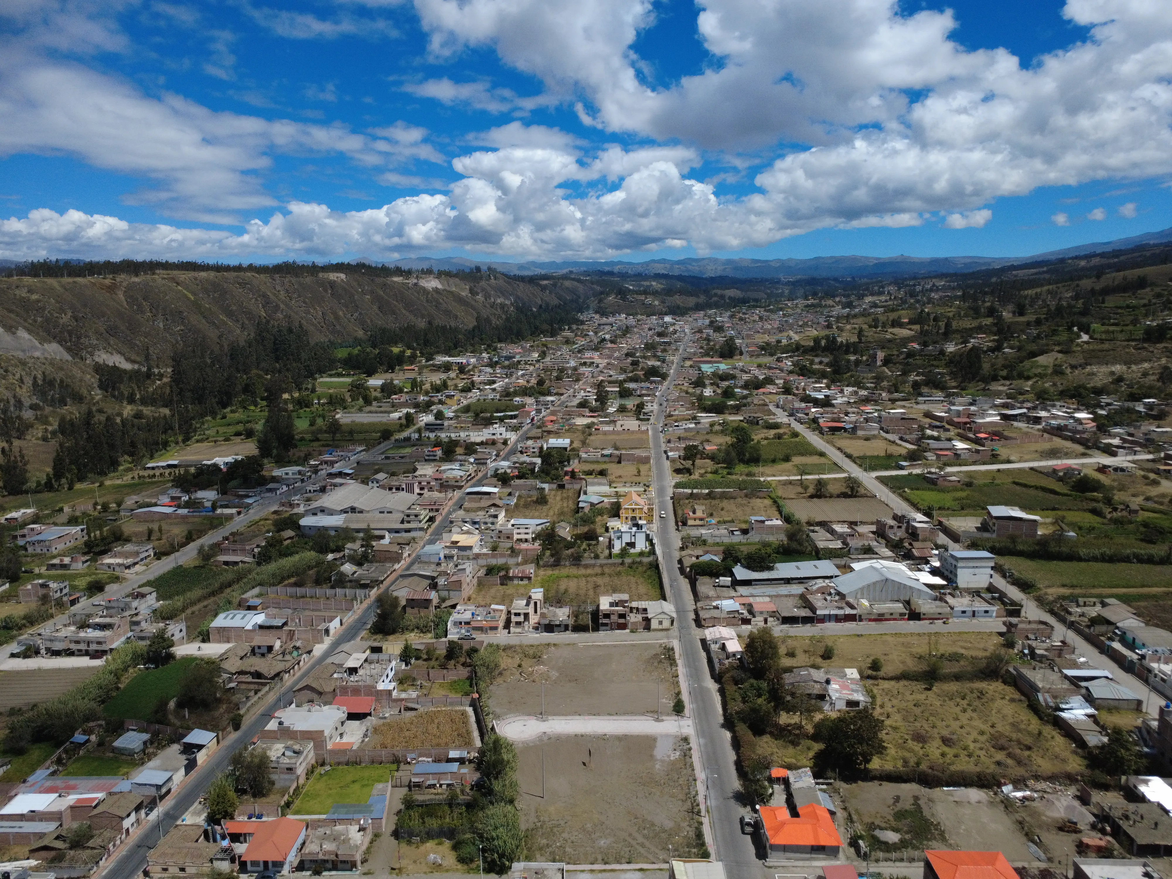 Vista aérea del valle de Guano con los Andes al fondo, Chimborazo