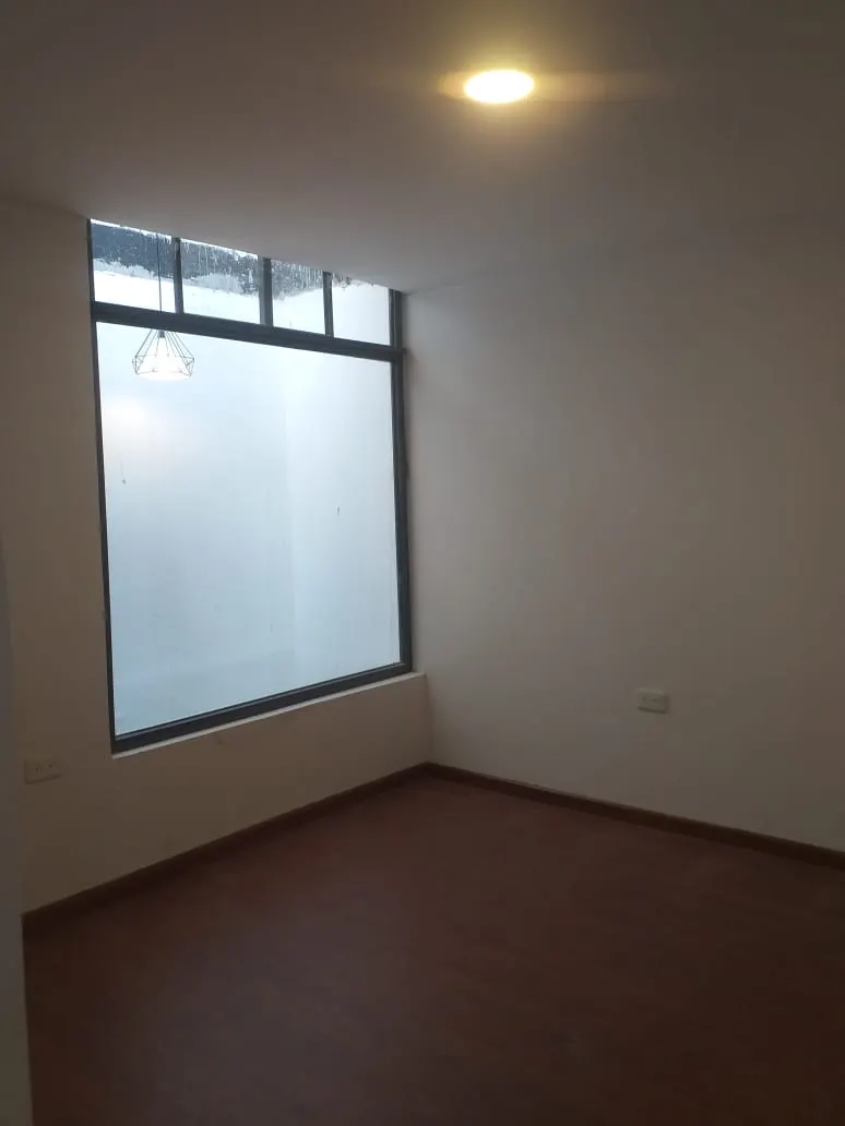 Dormitorio con ventanal de piso a techo en la casa Pinar