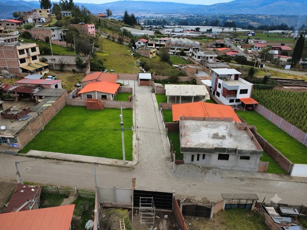 Lotización San Sebastián en Chambo, con casas construidas y jardines verdes