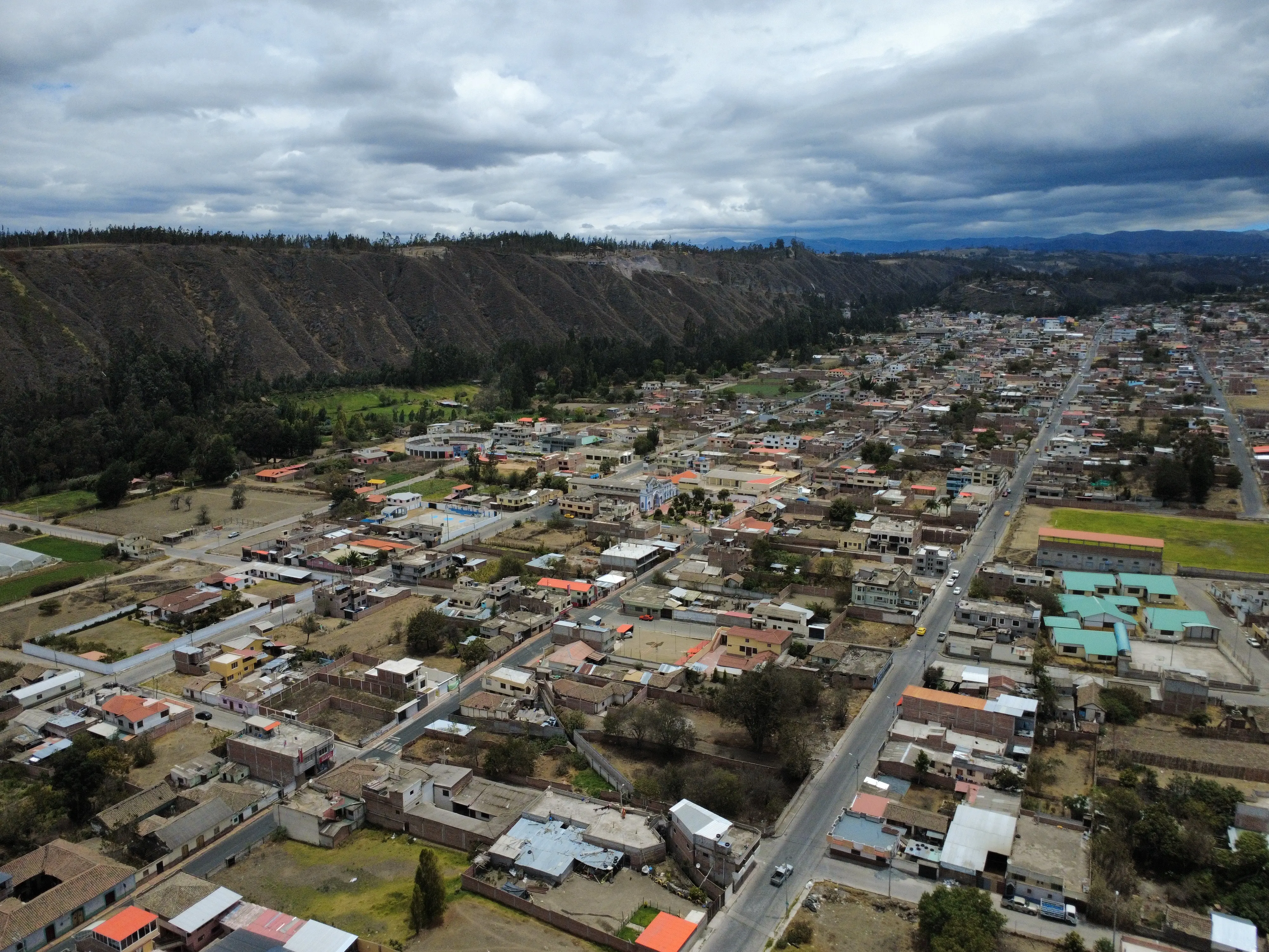 Vista aérea del centro de Guano con la cordillera de fondo, donde se ubica la lotización Shefá