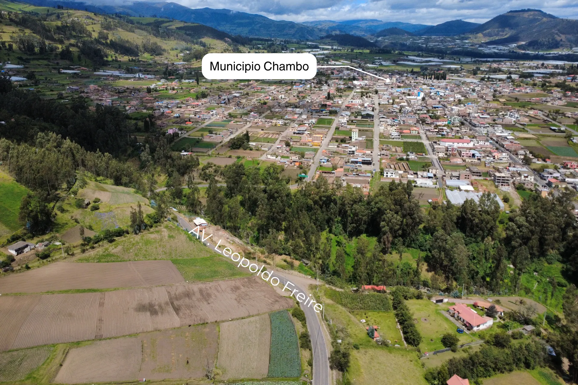 Vista del terreno Shugal con el Municipio de Chambo señalado al fondo